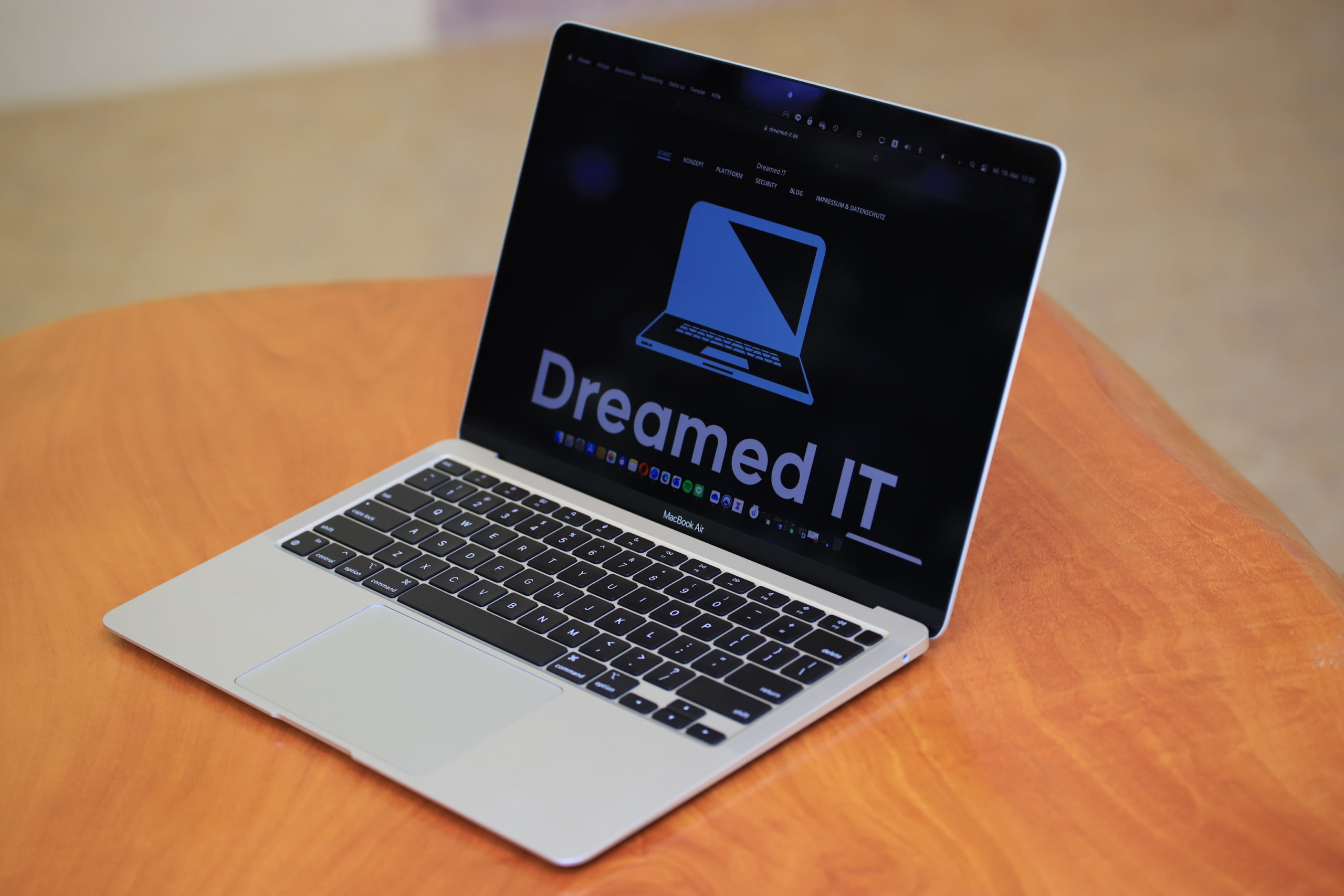 Das_richtige_Laptop_fuer_mobiles_Arbeiten-MacBookAir-M1-Dreamed-IT